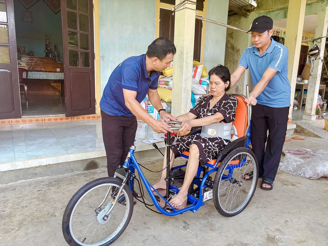 Quang Tri: 84 persons with disabilities receive assistive devices in the community